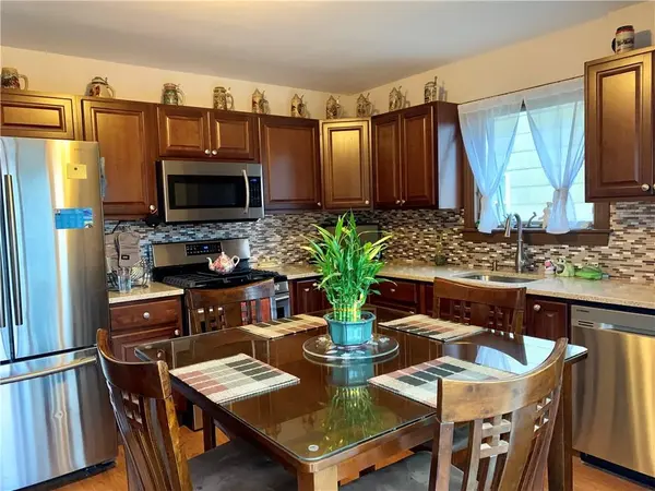 247 Regis DR, Staten Island, NY 10314
