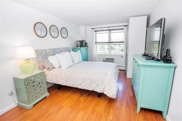 Rockaway Beach, NY 11693,260 Beach 81 ST #3N