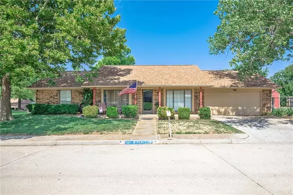 201 W Platt Drive, Yukon, OK 73099