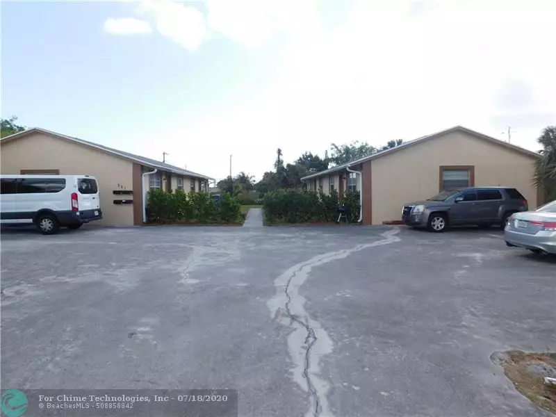 351 10th St, Lake Park, FL 33403