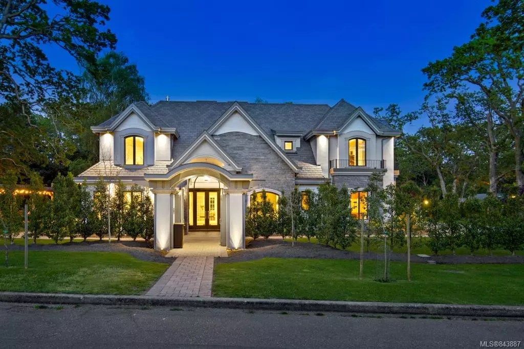 Oak Bay, BC V8R 3P9,2810 Lansdowne Rd