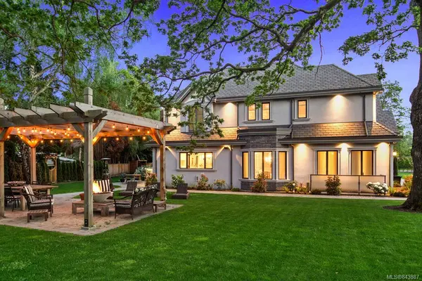 Oak Bay, BC V8R 3P9,2810 Lansdowne Rd