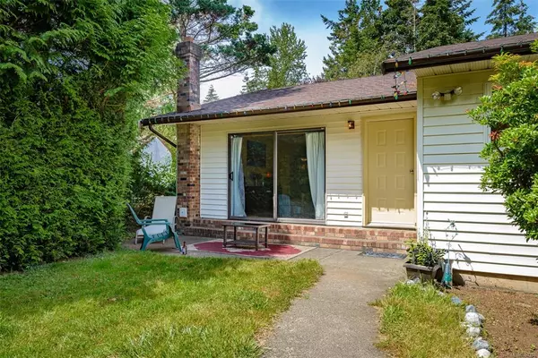 Comox, BC V9M 2Y2,1586 ROBB Ave