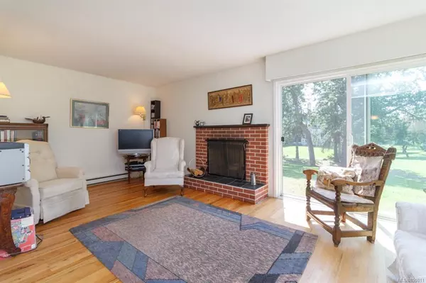 Saanich, BC V8N 3X5,3987 Gordon Head Rd #13