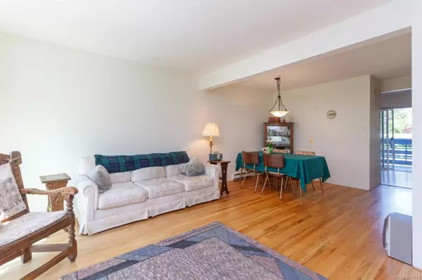 Saanich, BC V8N 3X5,3987 Gordon Head Rd #13