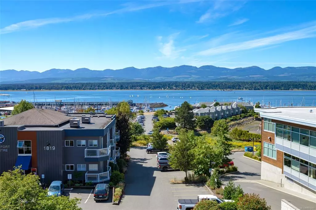 Comox, BC V9M 3L9,1811 Comox Ave #303