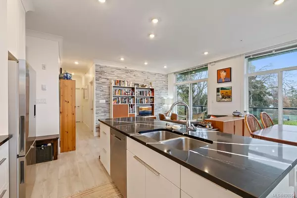 Victoria, BC V8R 3X9,1460 Pandora Ave #403