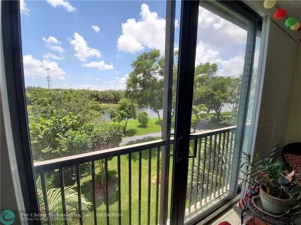 Pompano Beach, FL 33069,2202 S Cypress Bend Dr  #307