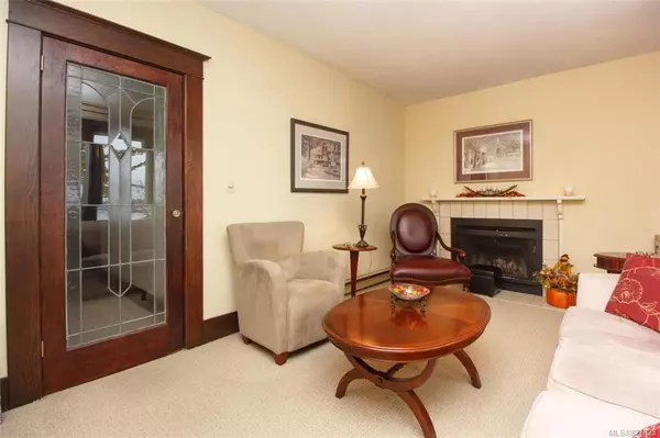 Victoria, BC V8S 1B2,10 Bushby St #3