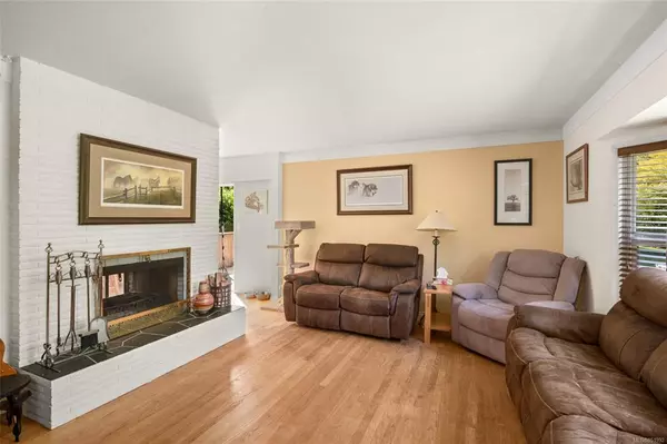 Saanich, BC V8Y 1W5,5143 Santa Clara Ave