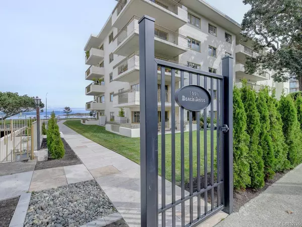 Oak Bay, BC V8S 2N8,1440 Beach Dr #104