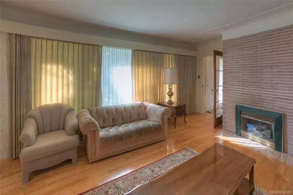 Oak Bay, BC V8P 1B3,2098 Lansdowne Rd