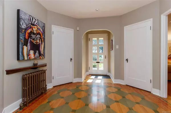 Victoria, BC V8S 1W8,1710 Rockland Ave