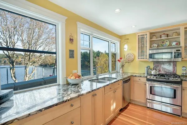 938 Westing Rd, Saanich, BC V9A 2G5