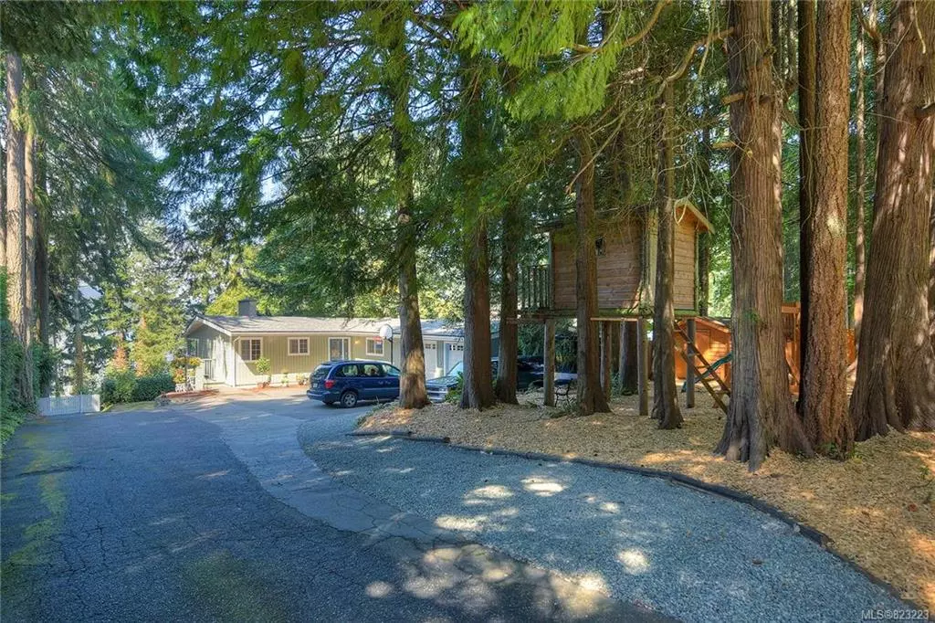 Saanich, BC V8Y 1W4,5236 Santa Clara Ave