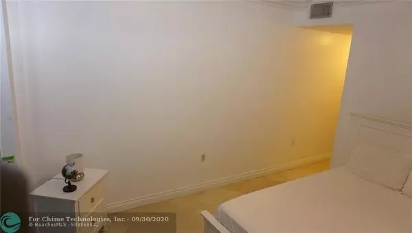 Pompano Beach, FL 33062,704 N Ocean Blvd  #901