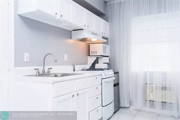 Miami Beach, FL 33139,335 OCEAN DR  #215