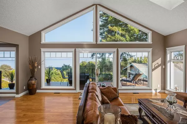 Saanich, BC V8Y 2A3,5006 Hilarie Pl