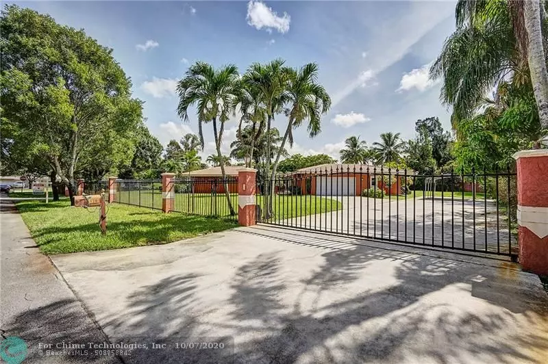 120 N Hibiscus Ct, Plantation, FL 33317