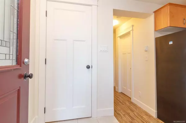 Victoria, BC V8R 1Y9,1731 Albert Ave #1