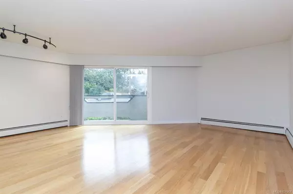 Saanich, BC V8X 1H8,3800 Quadra St #202