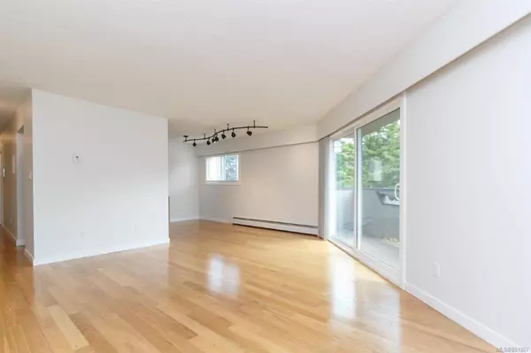 Saanich, BC V8X 1H8,3800 Quadra St #202