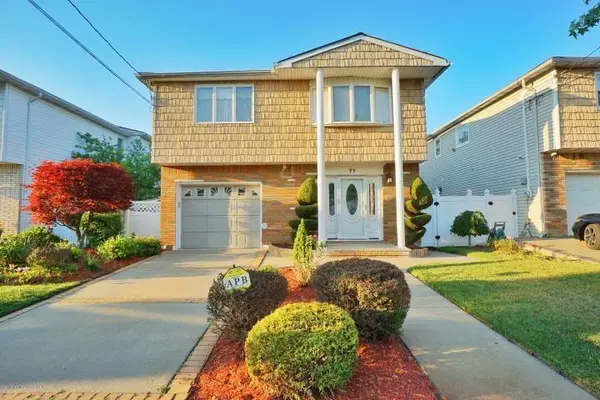 77 West Cedarview AVE, Staten  Island, NY 10306