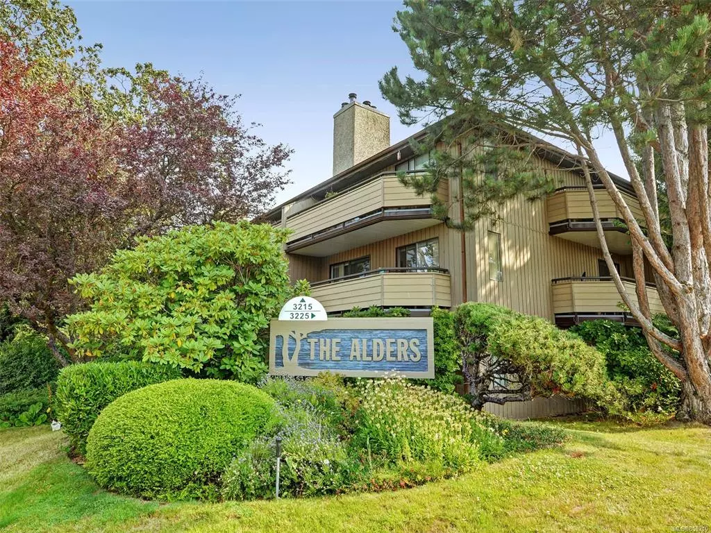 Saanich, BC V8X 1P3,3215 Alder St #206