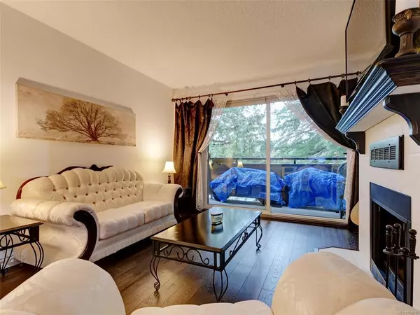 Saanich, BC V8X 1P3,3215 Alder St #206