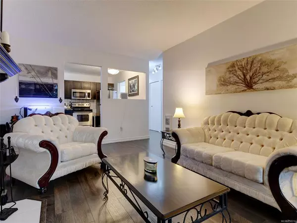 Saanich, BC V8X 1P3,3215 Alder St #206