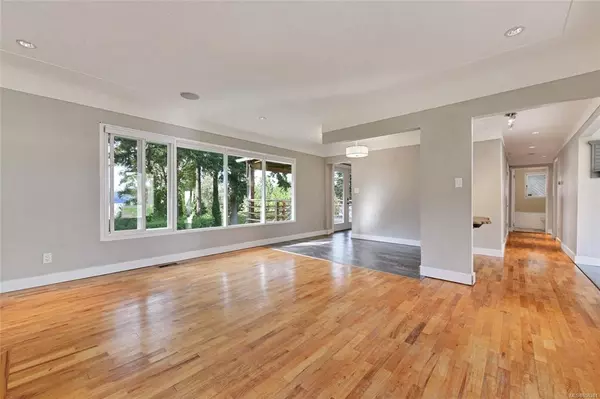 Saanich, BC V8Y 1W4,5288 Santa Clara Ave