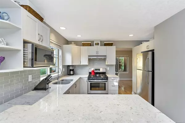 Saanich, BC V8Z 2V5,1241 Santa Rosa Ave #3