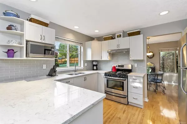 Saanich, BC V8Z 2V5,1241 Santa Rosa Ave #3