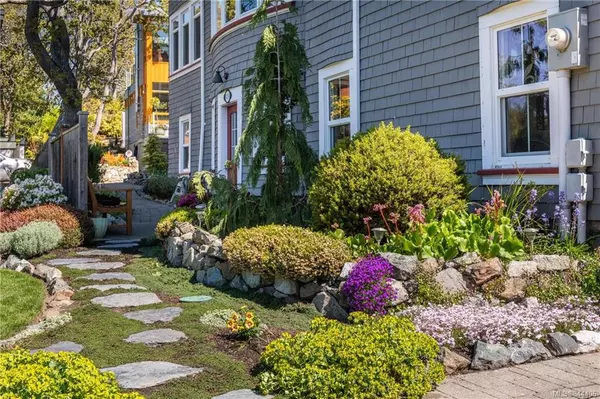 Victoria, BC V8S 1H4,423 Chadwick Pl