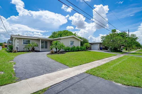 8570 NW 24th PL, Sunrise, FL 33322