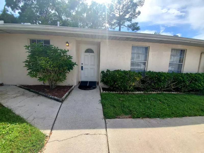 519 Holyoke LN, Lake Worth, FL 33467