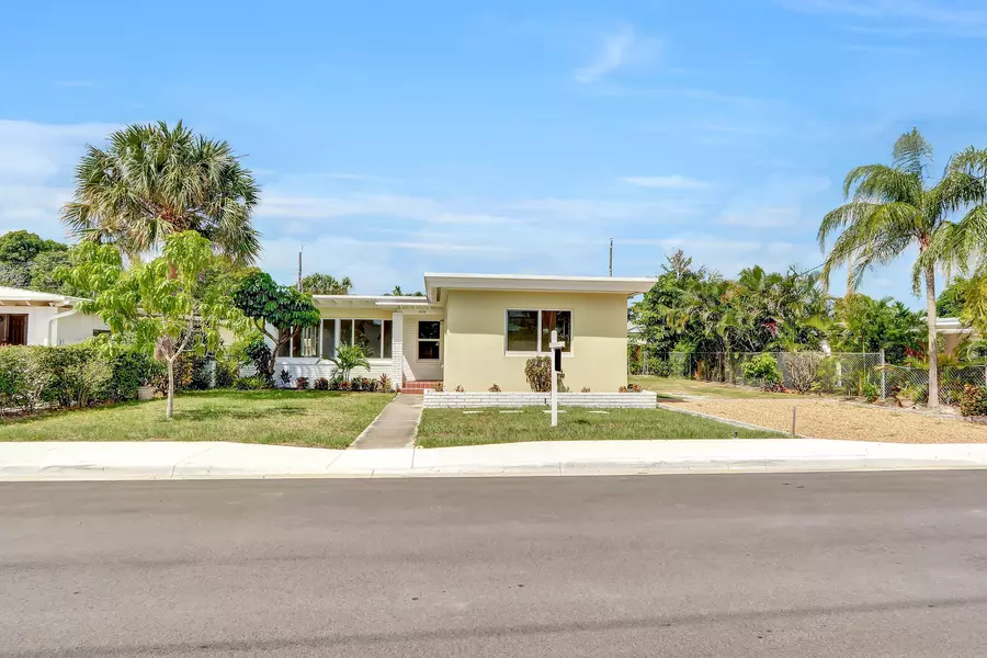 1629 N Lakeside DR, Lake Worth Beach, FL 33460