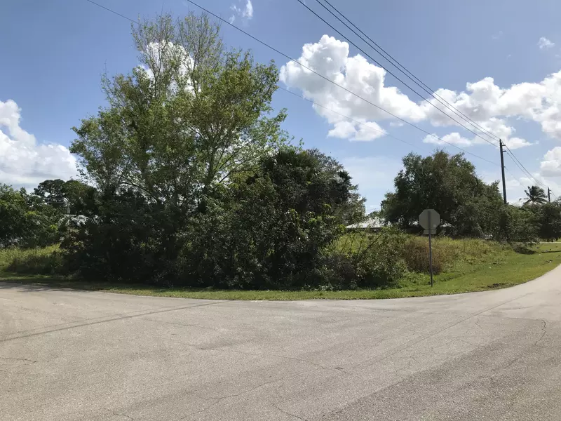 2473 SE Calais ST, Port Saint Lucie, FL 34952