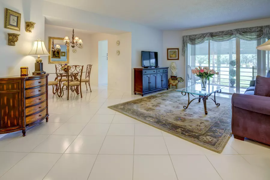 3755 Via Poinciana 213, Lake Worth, FL 33467