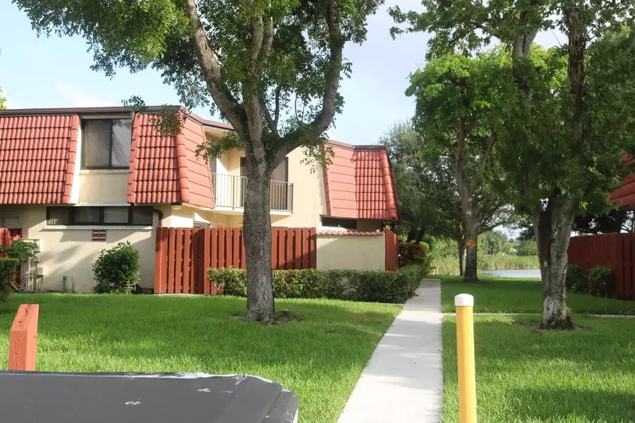 3915 Victoria DR 3915, West Palm Beach, FL 33406