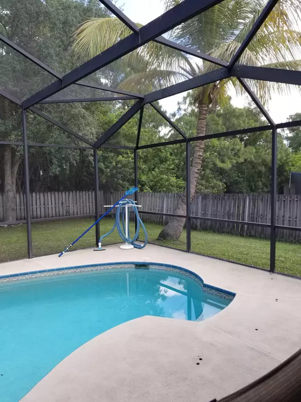 Port Saint Lucie, FL 34984,215 SE Sims CIR