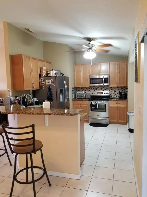 Port Saint Lucie, FL 34984,215 SE Sims CIR