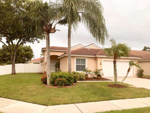 6800 Las Colinas LN, Lake Worth, FL 33463