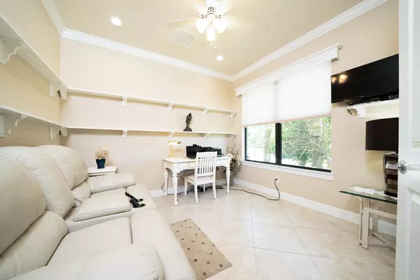 Port Saint Lucie, FL 34984,181 SE Courances DR