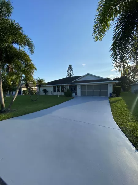 464 SE Lamon LN, Port Saint Lucie, FL 34983