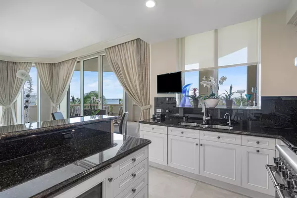 Palm Beach, FL 33480,3000 S Ocean BLVD 402