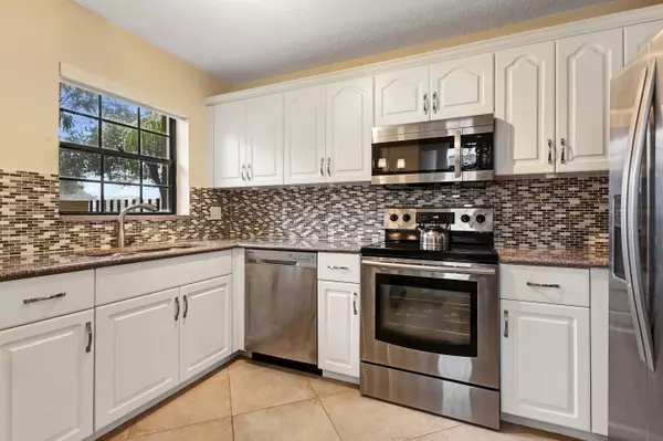 Palm Beach Gardens, FL 33418,571 Prestwick CIR 1