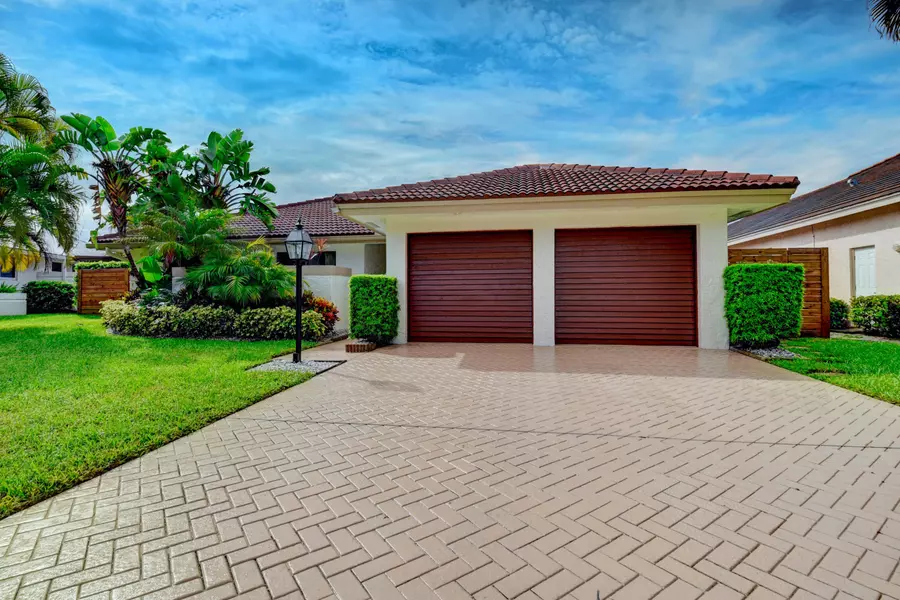 959 Greensward LN, Delray Beach, FL 33445