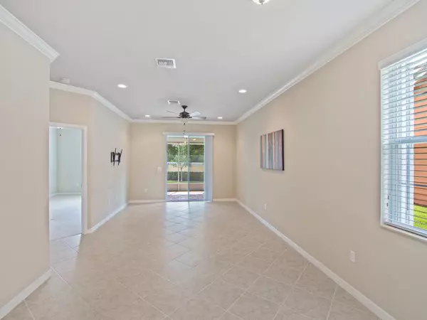 Vero Beach, FL 32966,6325 Oxford CIR 104