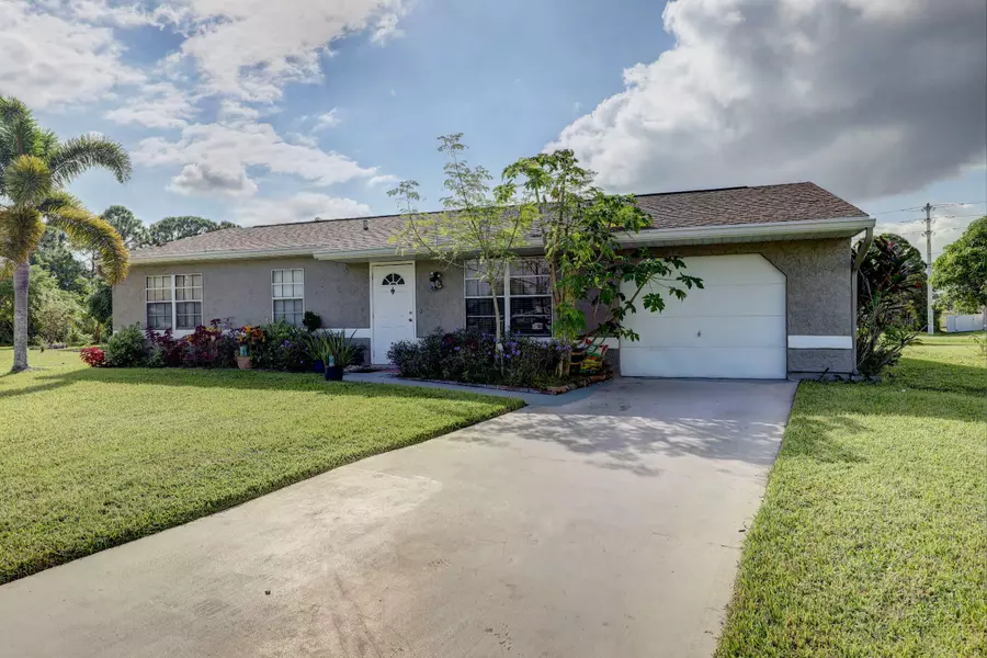 1589 SE Belcrest ST, Port Saint Lucie, FL 34952